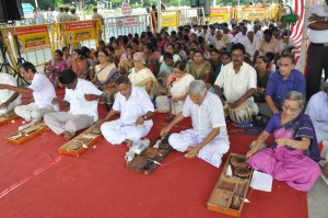 GANDHIJAYANTHI celebrates by Madras Sarvodaya Sangh  Khadi Gramodyog Bhavan, at chennai beach gandhi statue . on 2-10-13 morning