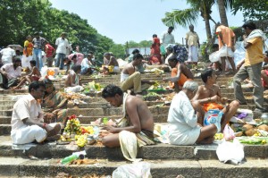 mahalaya amavasai at mylapore temple tank on 4-10-13